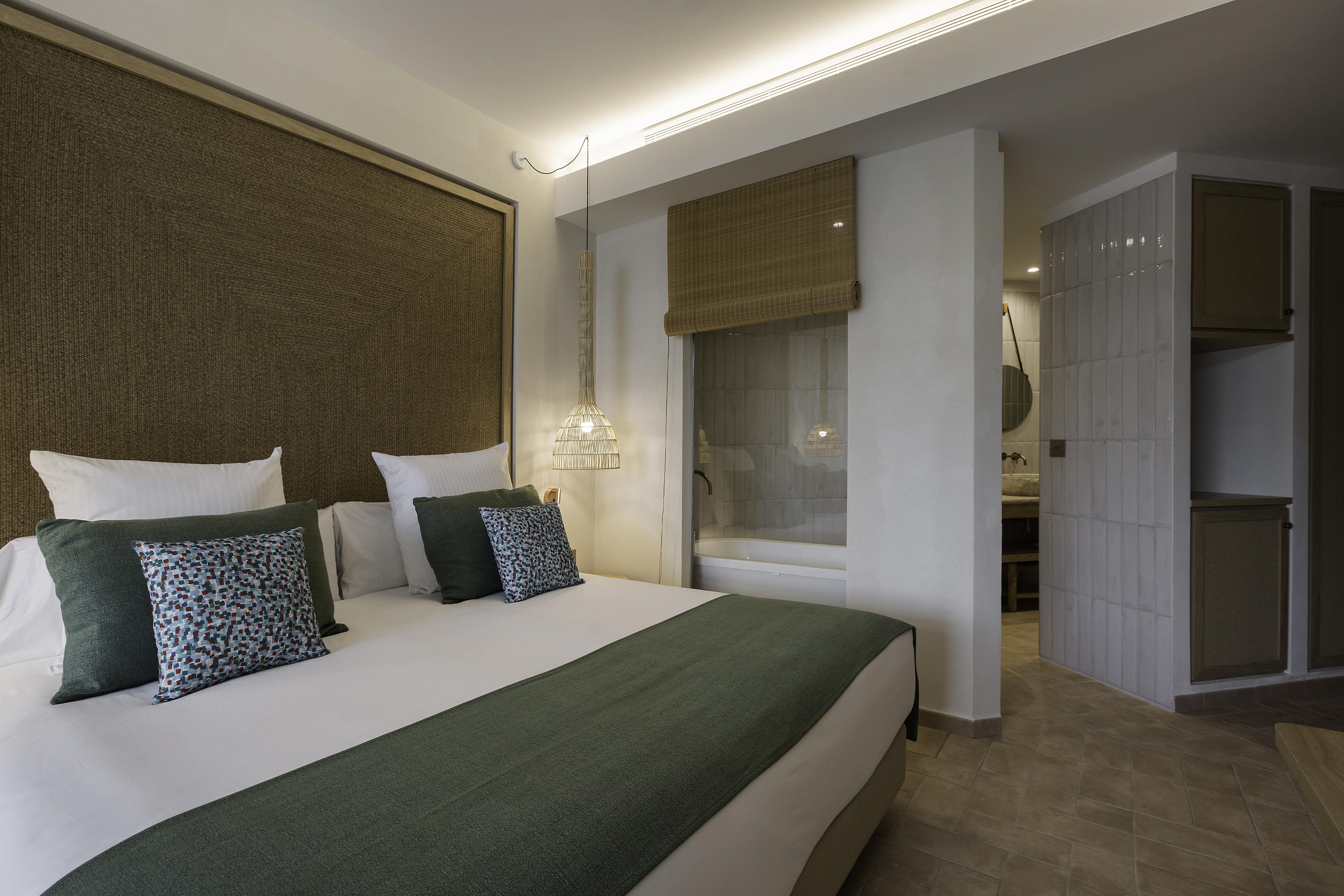 Cala San Miguel Ibiza Resort, Adults Only, Curio Collection By Hilton Port de Sant Miguel Bagian luar foto A room at the hotel