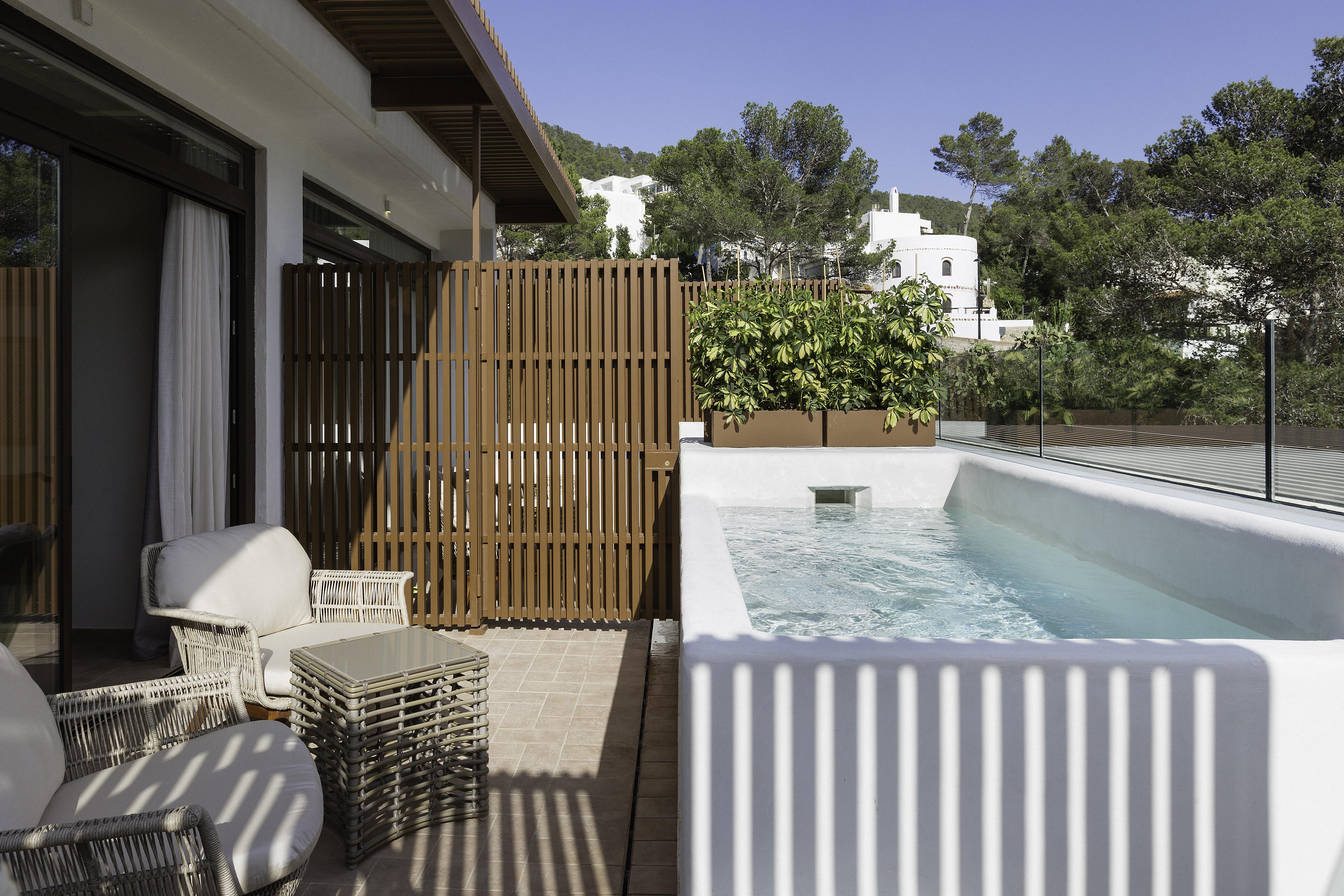 Cala San Miguel Ibiza Resort, Adults Only, Curio Collection By Hilton Port de Sant Miguel Bagian luar foto A private pool at a hotel